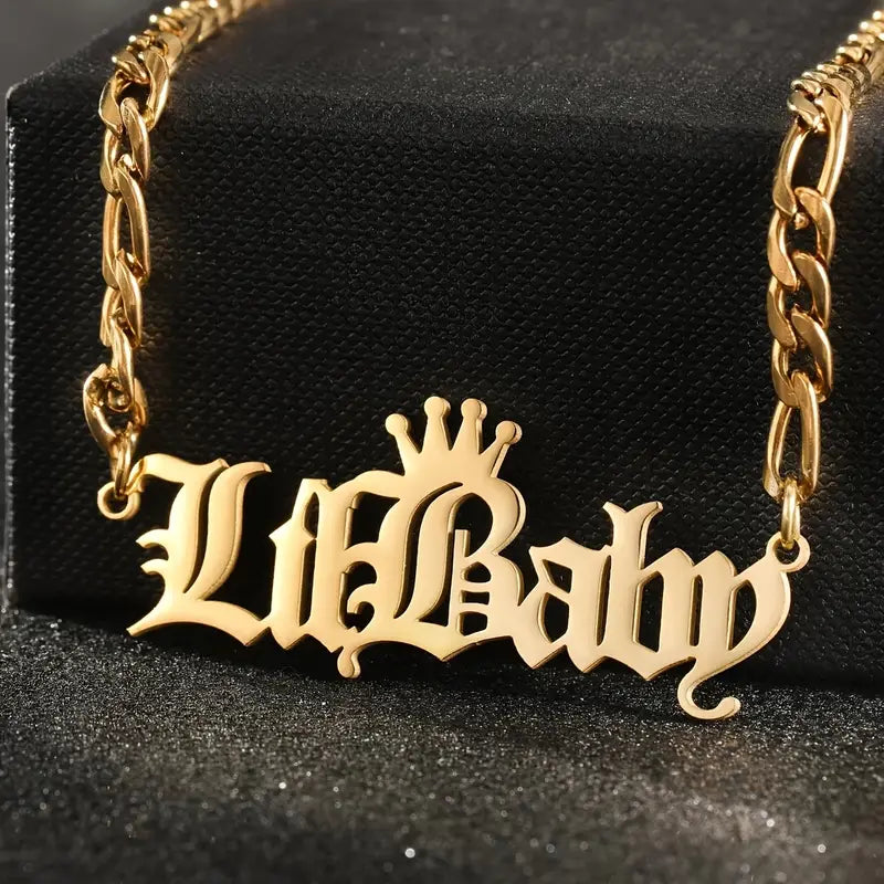 COLLAR CON NOMBRE CON CORONA MAYUSCULAS OLD ENGLISH
