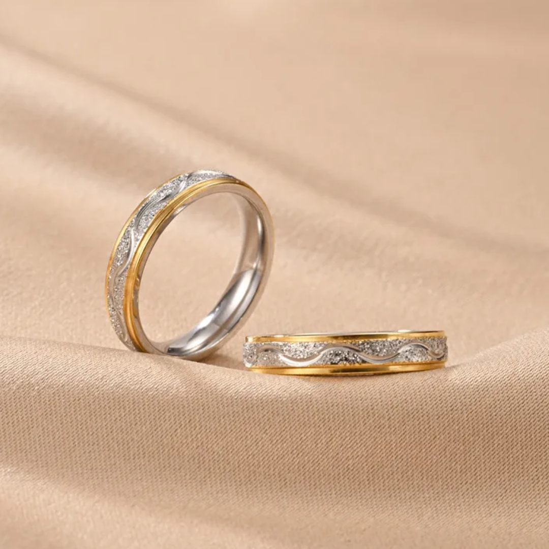 Paar ringen met matte gouden rand