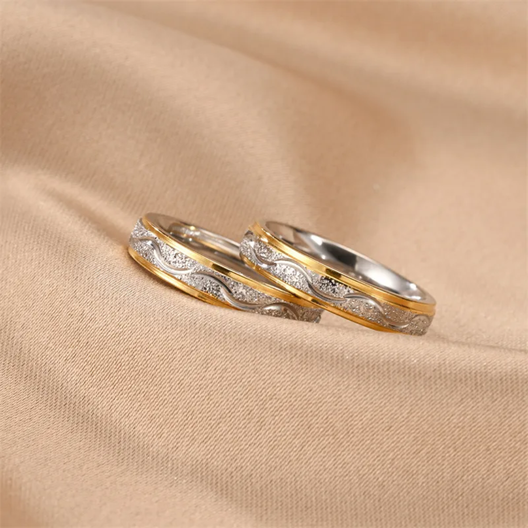 Paar ringen met matte gouden rand
