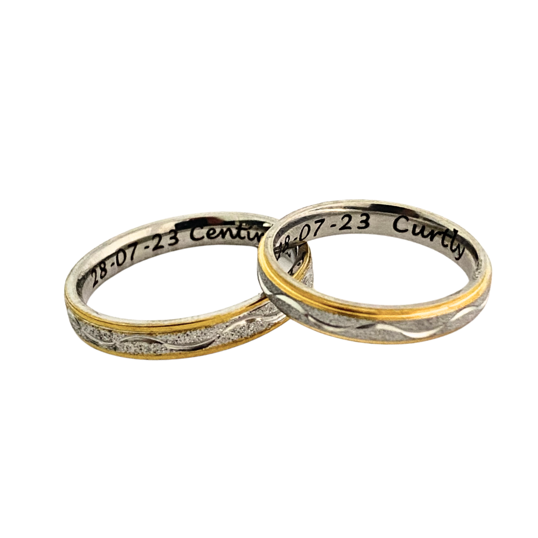 Paar ringen met matte gouden rand
