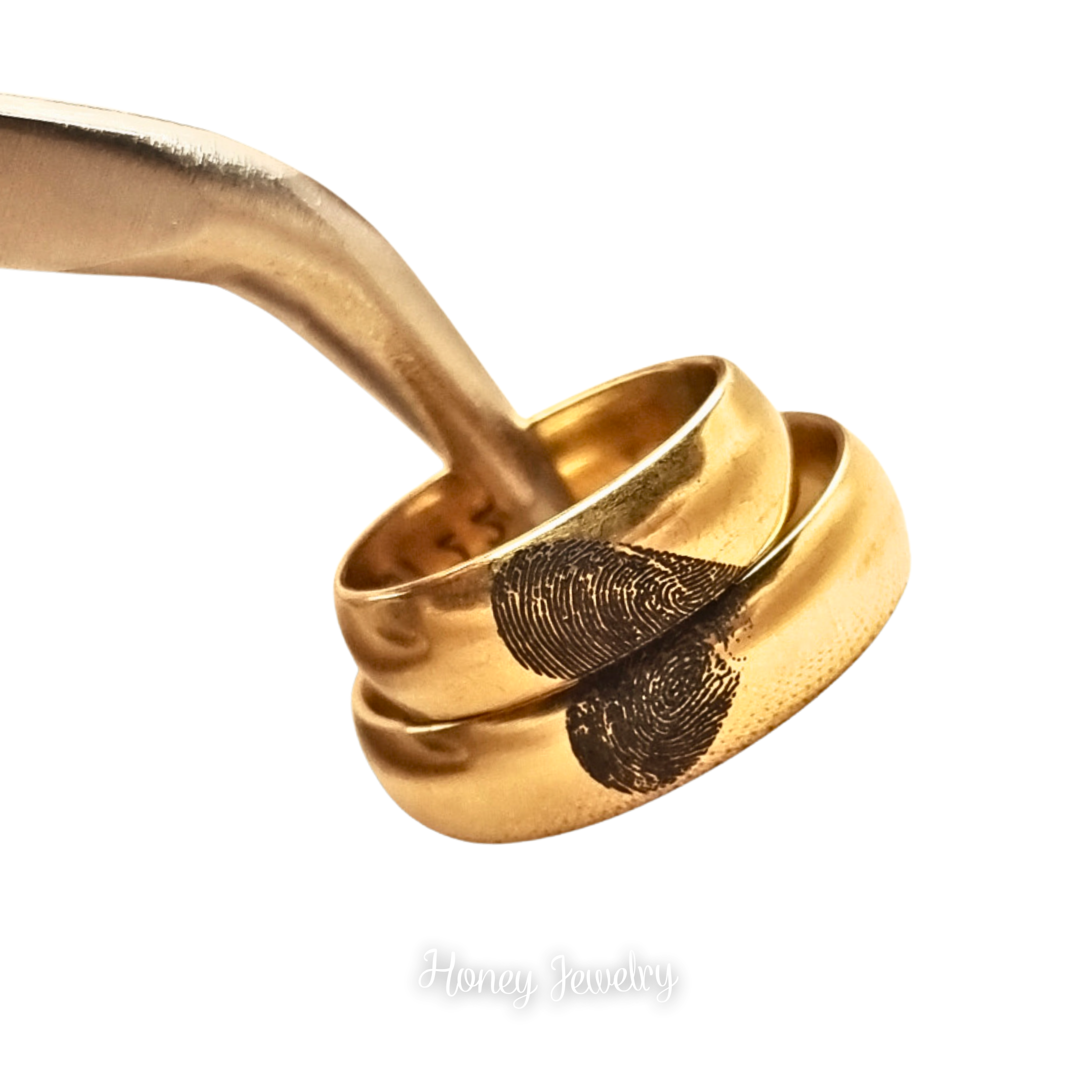 Paar ringen met vingerafdrukken