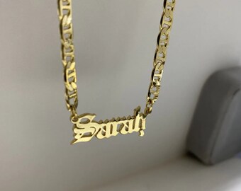 Female necklace with name in capital letters and thick chain