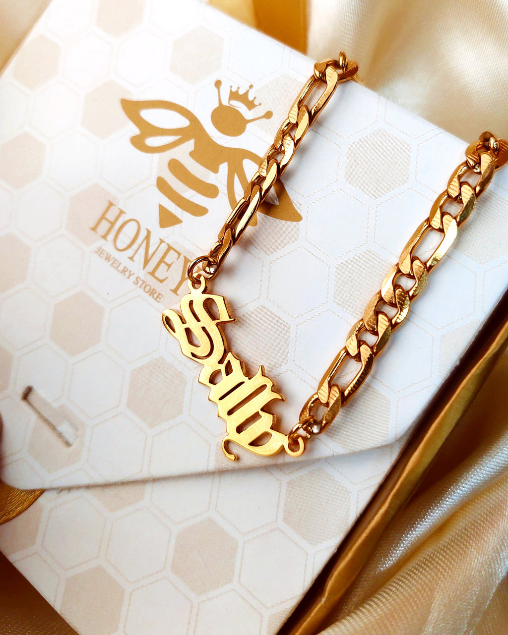 Female necklace with name in capital letters and thick chain