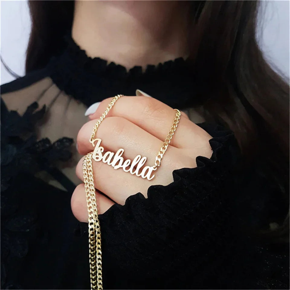 Female necklace with name in capital letters and thick chain