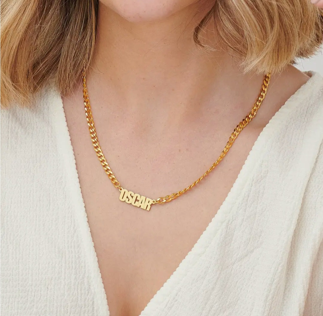 Female necklace with name in capital letters and thick chain