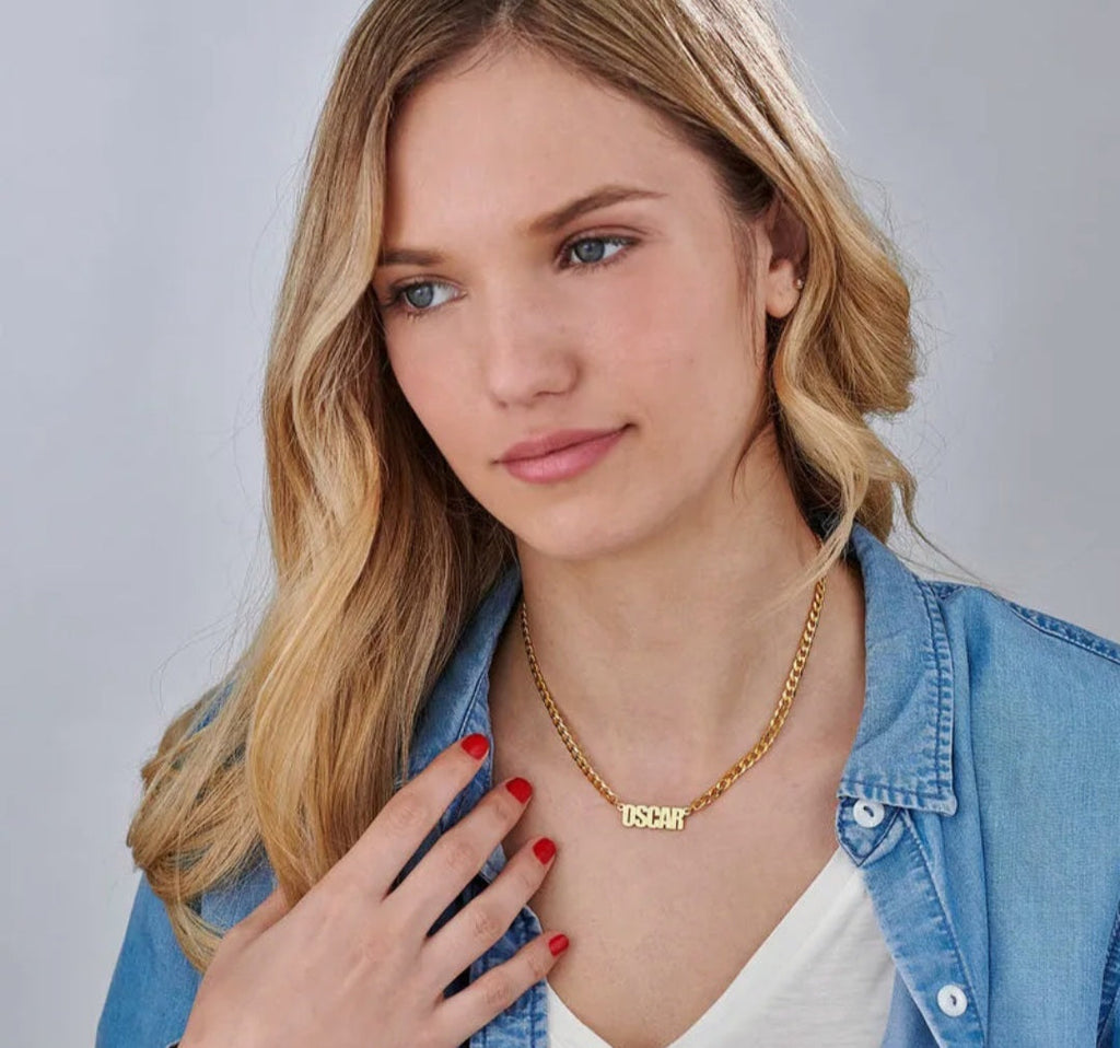 Female necklace with name in capital letters and thick chain