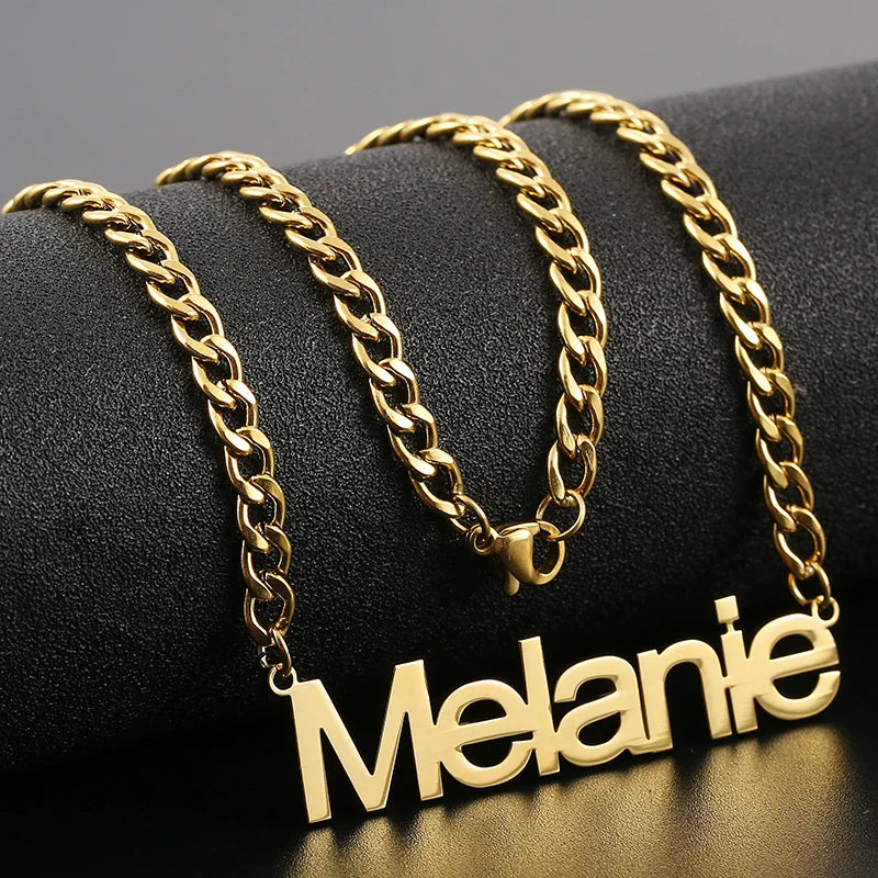 Female necklace with name in capital letters and thick chain