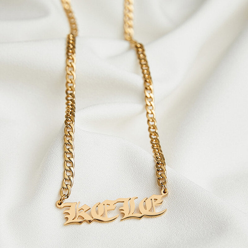 Female necklace with name in capital letters and thick chain