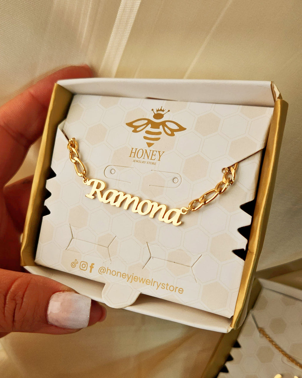 Female necklace with name in capital letters and thick chain