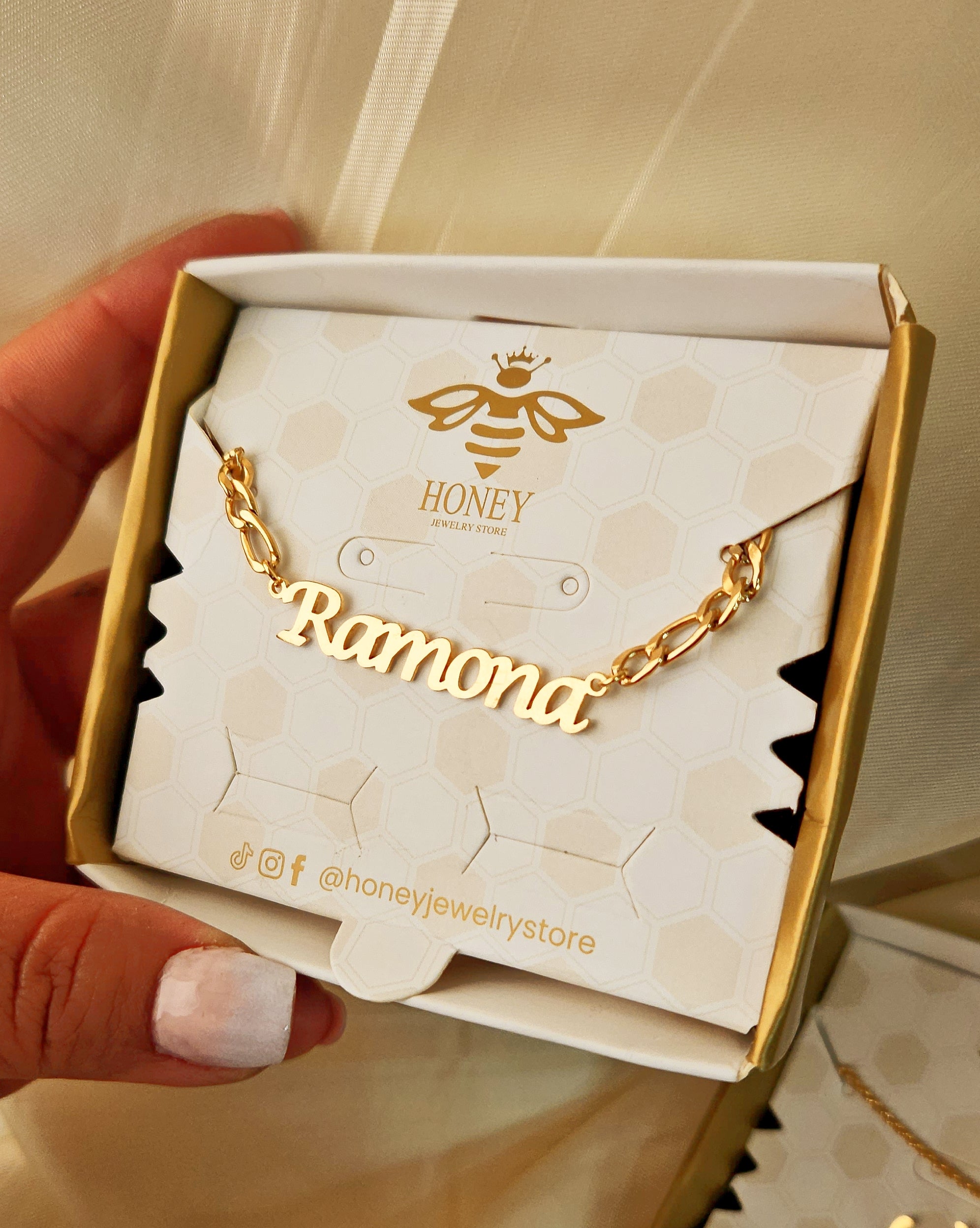 Female necklace with name in capital letters and thick chain