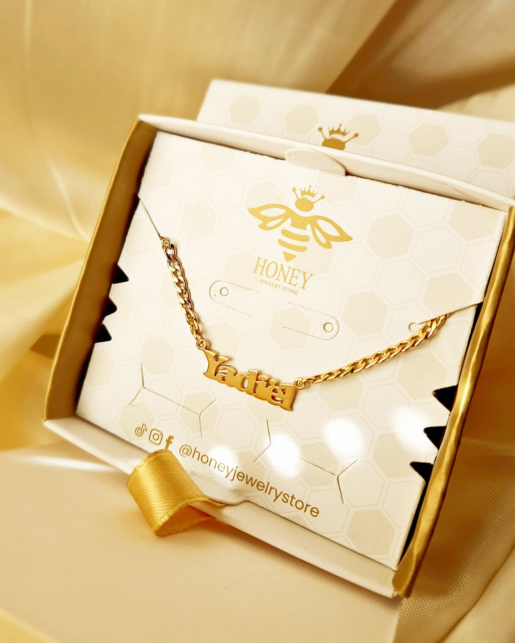 Female necklace with name in capital letters and thick chain
