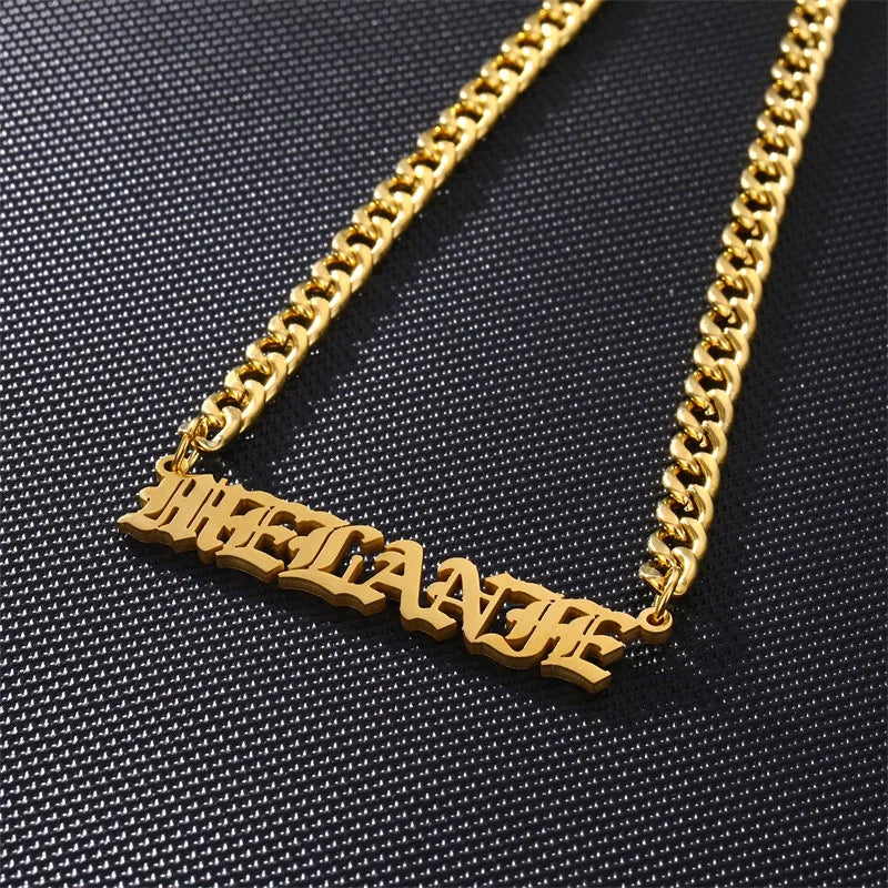 Female necklace with name in capital letters and thick chain