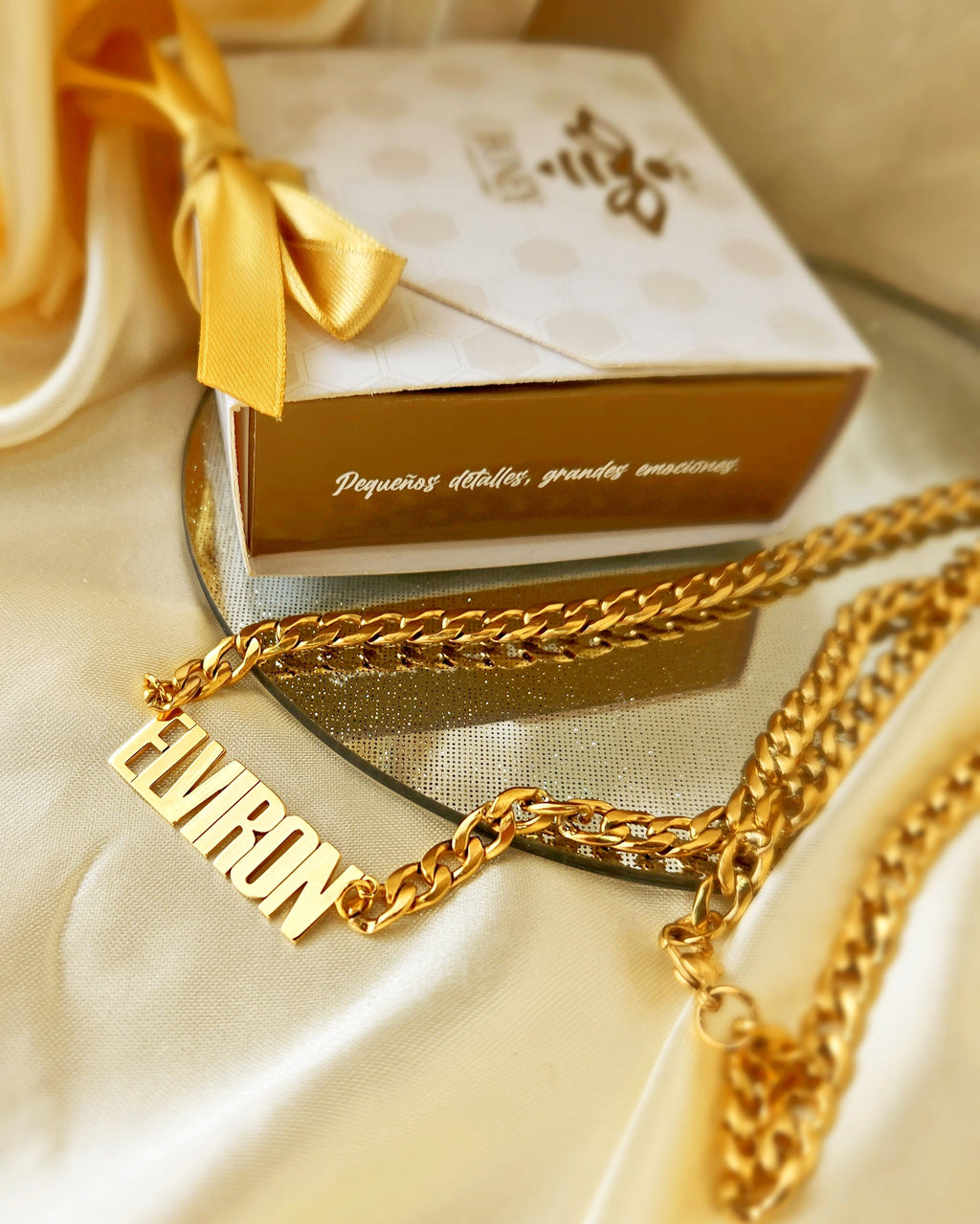 Female necklace with name in capital letters and thick chain