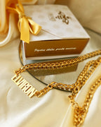 Female necklace with name in capital letters and thick chain