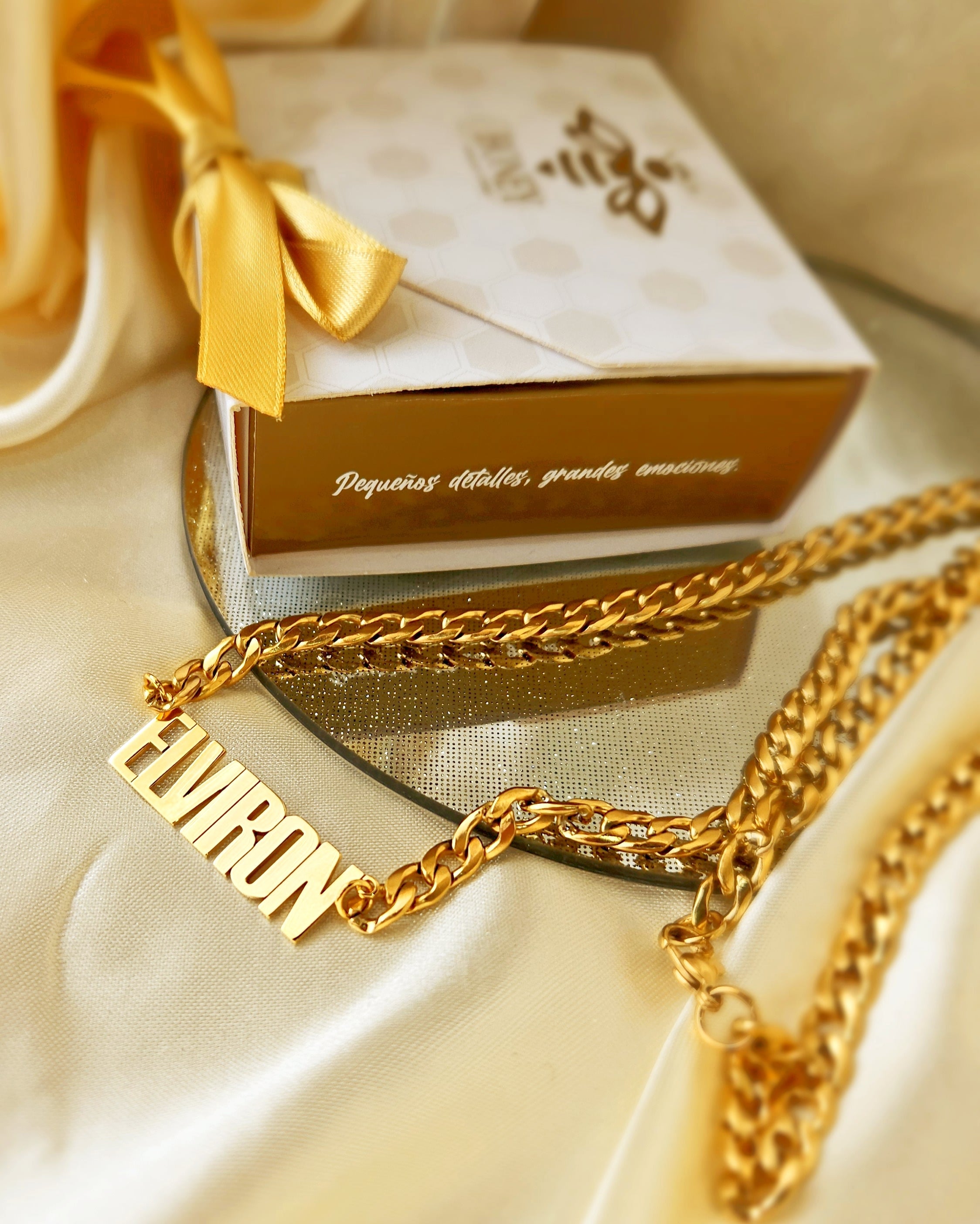 Female necklace with name in capital letters and thick chain
