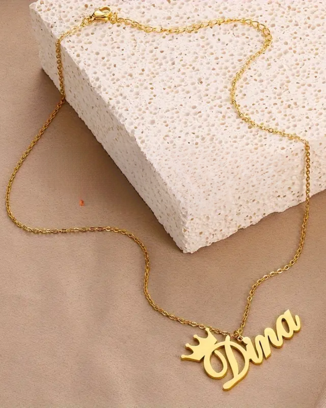 COLLAR CON NOMBRE Y CORONA EN INICIAL