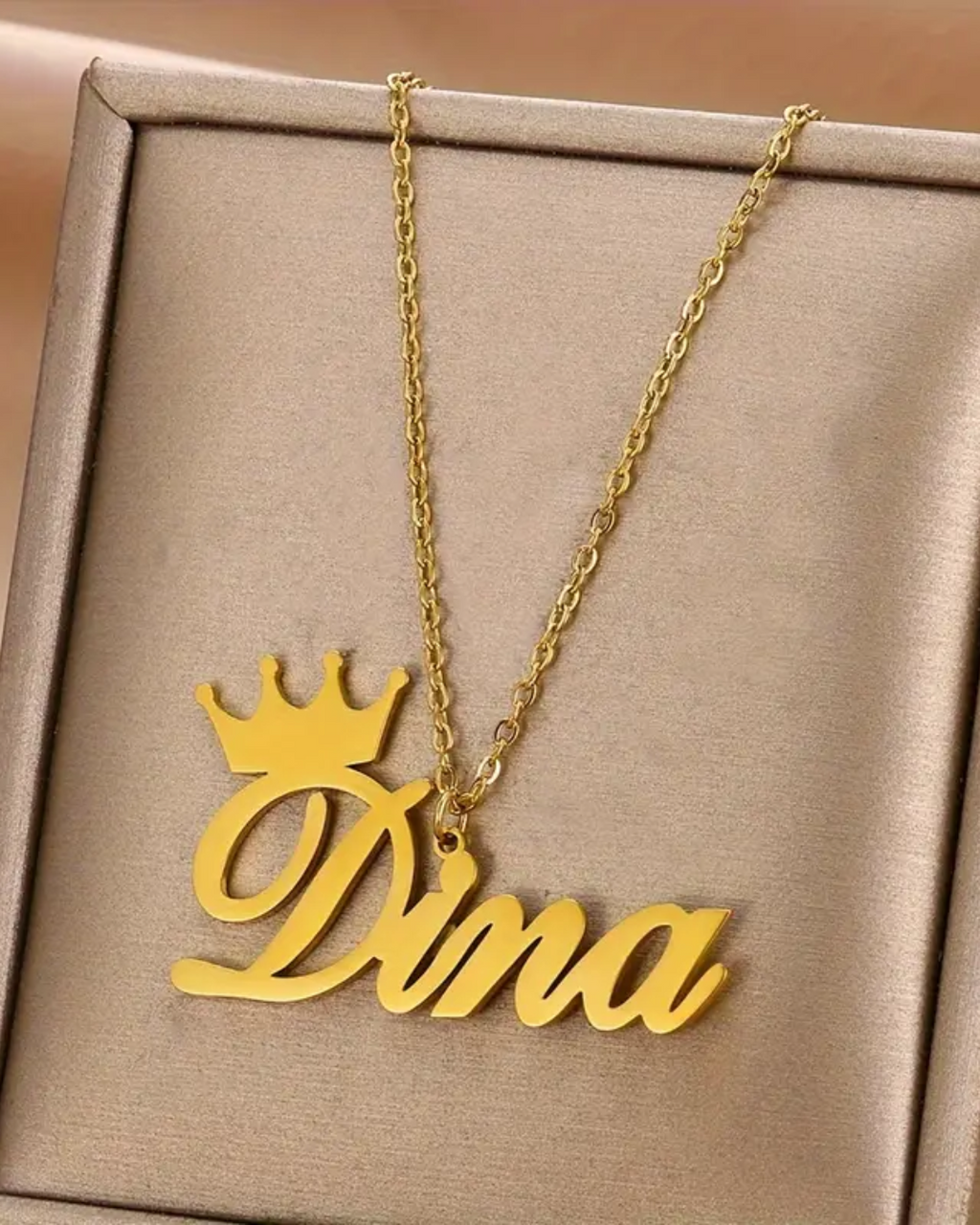 COLLAR CON NOMBRE Y CORONA EN INICIAL