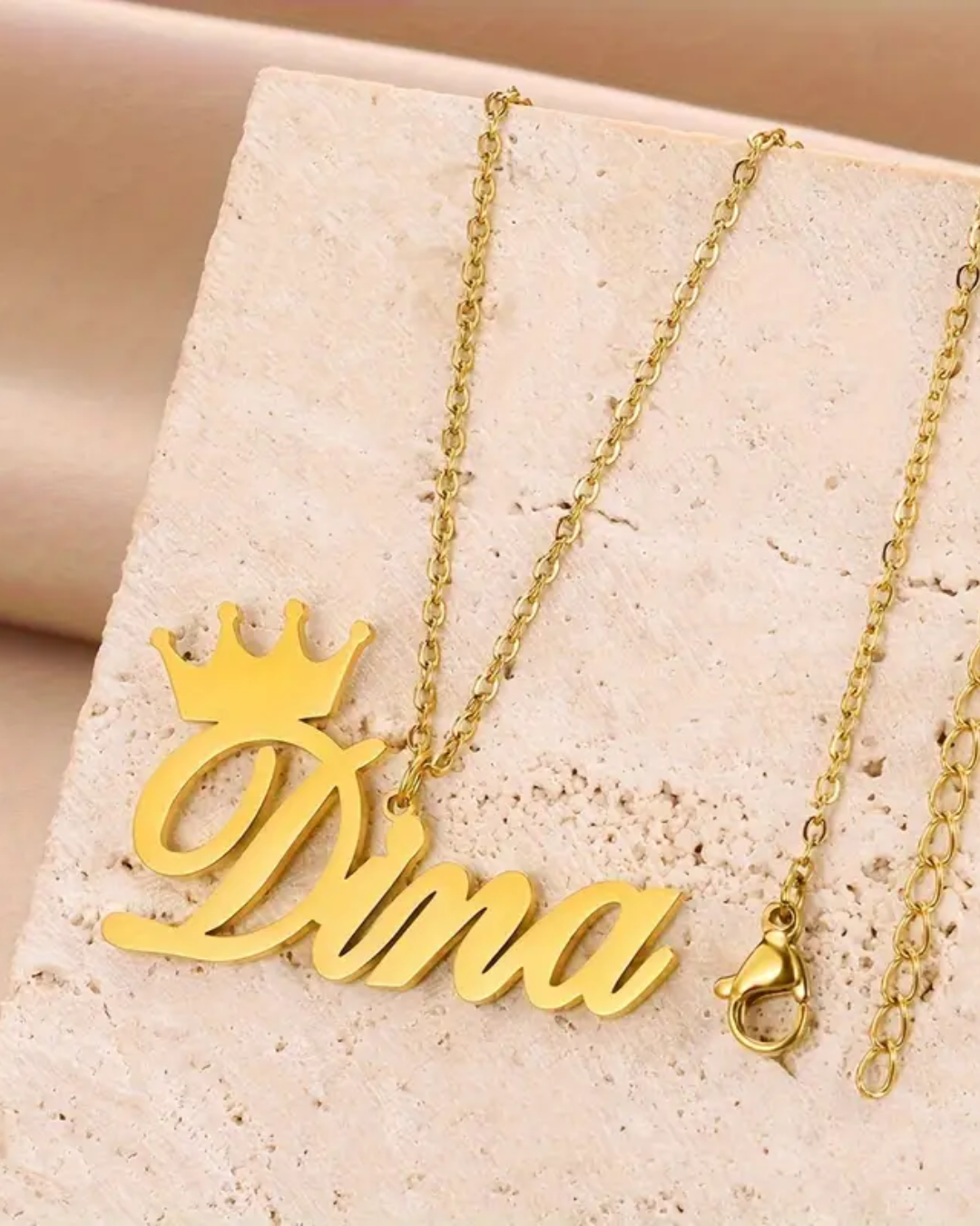 COLLAR CON NOMBRE Y CORONA EN INICIAL
