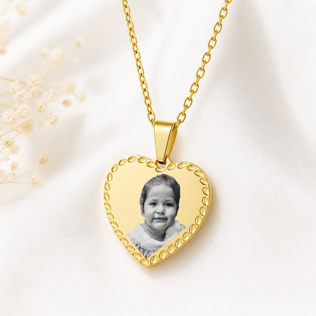 Heart necklace bordered with photo engraving