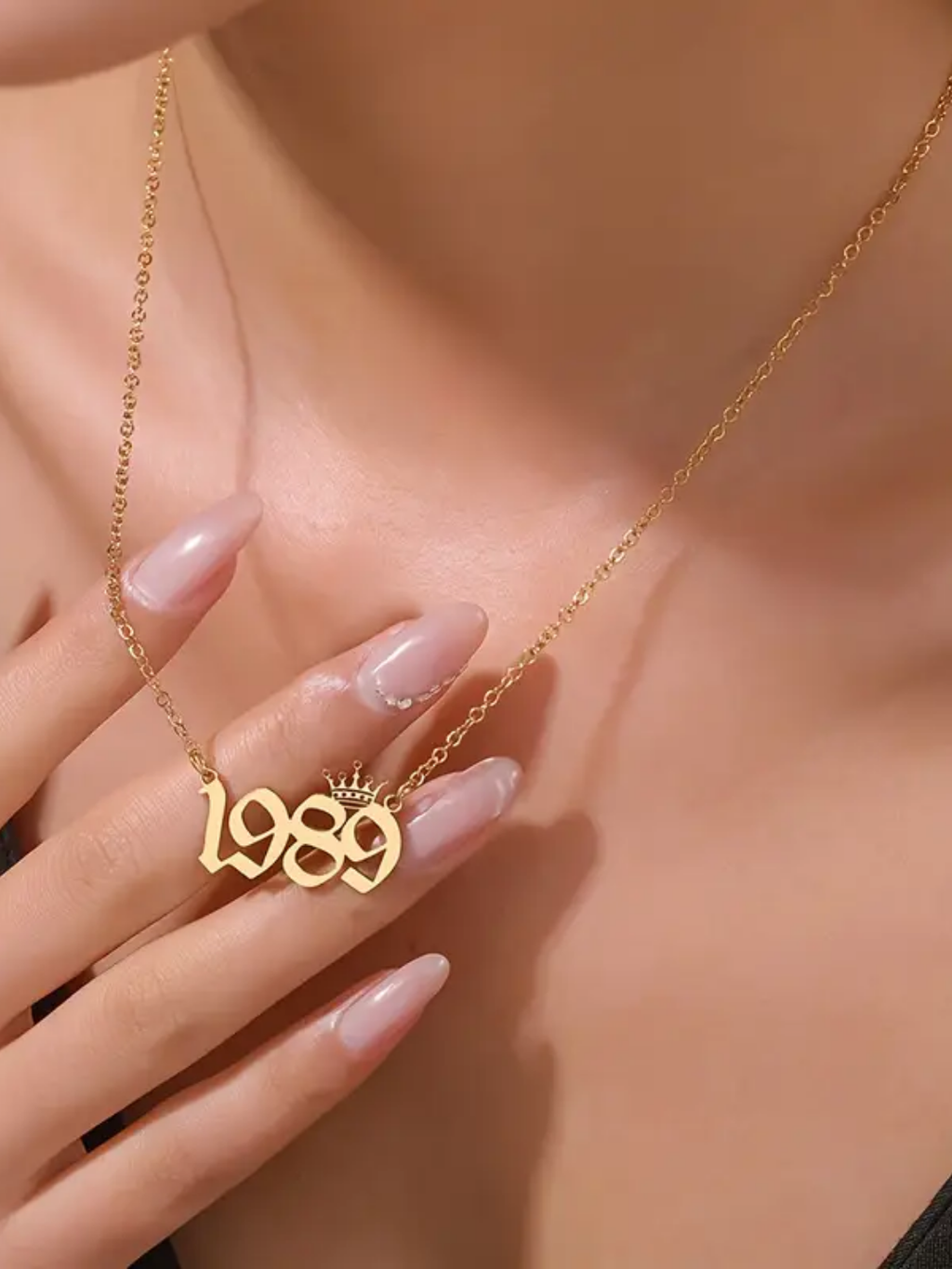 COLLAR CON NÚMEROS CON CORONA DE REINA