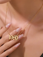 COLLAR CON NÚMEROS CON CORONA DE REINA