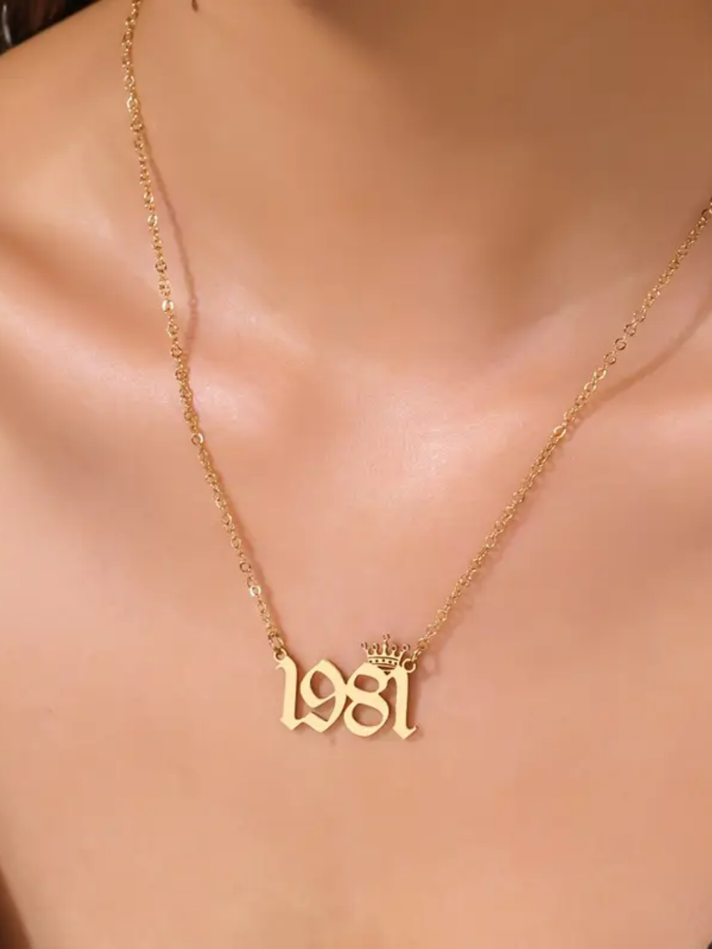 COLLAR CON NÚMEROS CON CORONA DE REINA