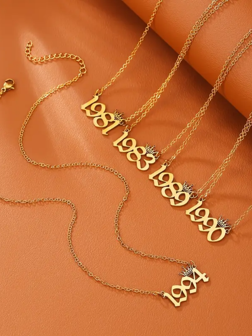 COLLAR CON NÚMEROS CON CORONA DE REINA
