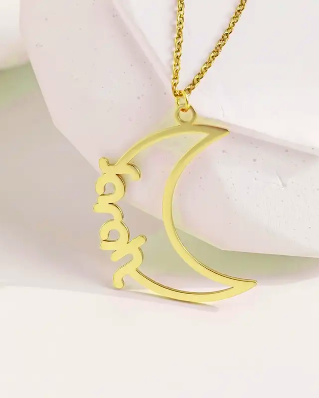 COLLAR CON NOMBRE EN MEDIA LUNA CALADA