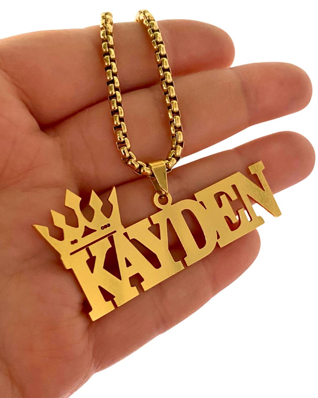 COLLAR CON NOMBRE MAYUSCULAS Y CORONA