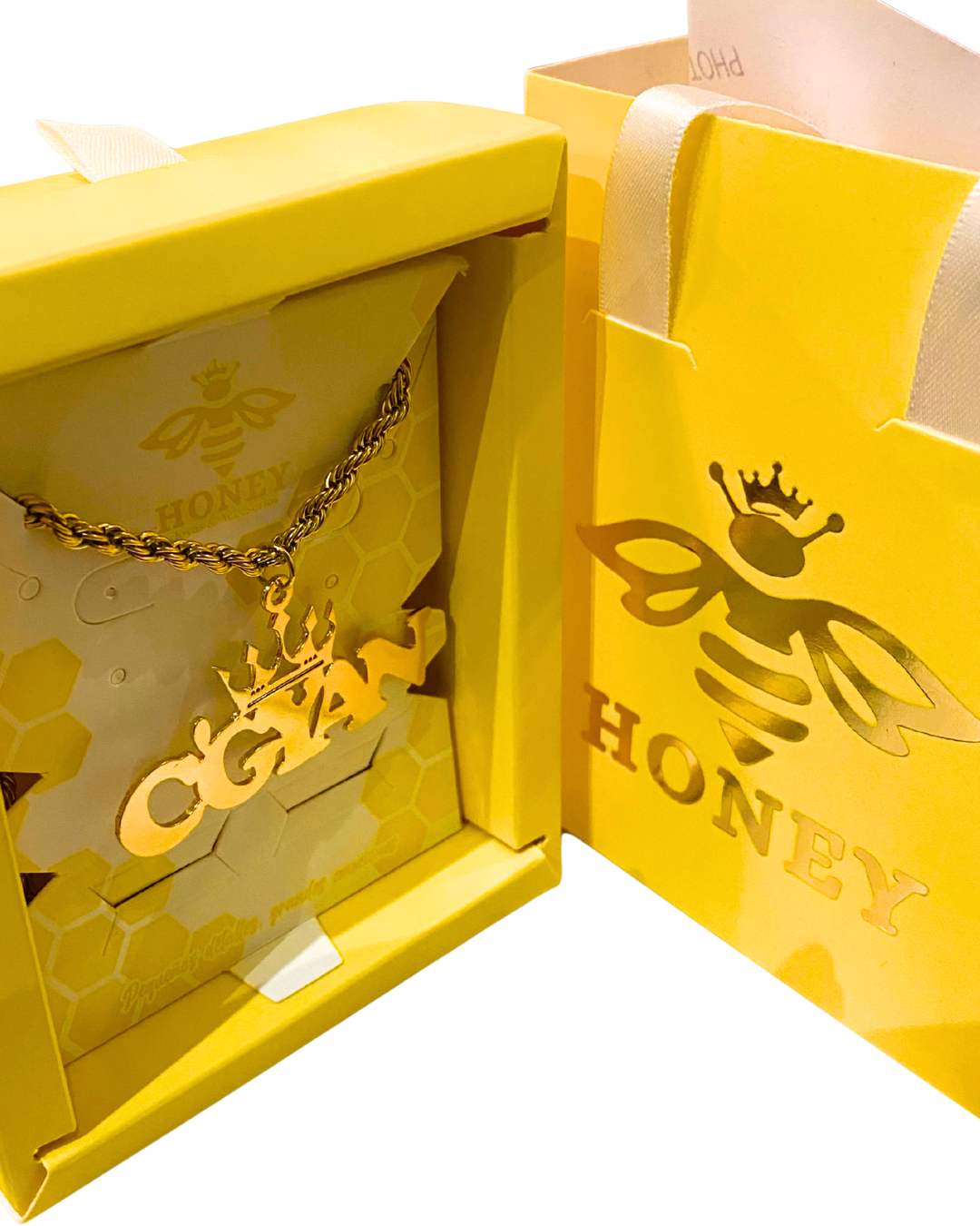 COLLAR CON NOMBRE MAYUSCULAS Y CORONA