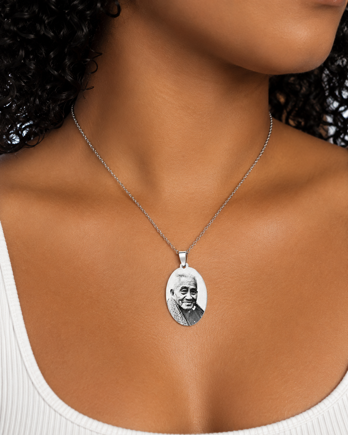Collar placa oval personalizada con cadena delgada