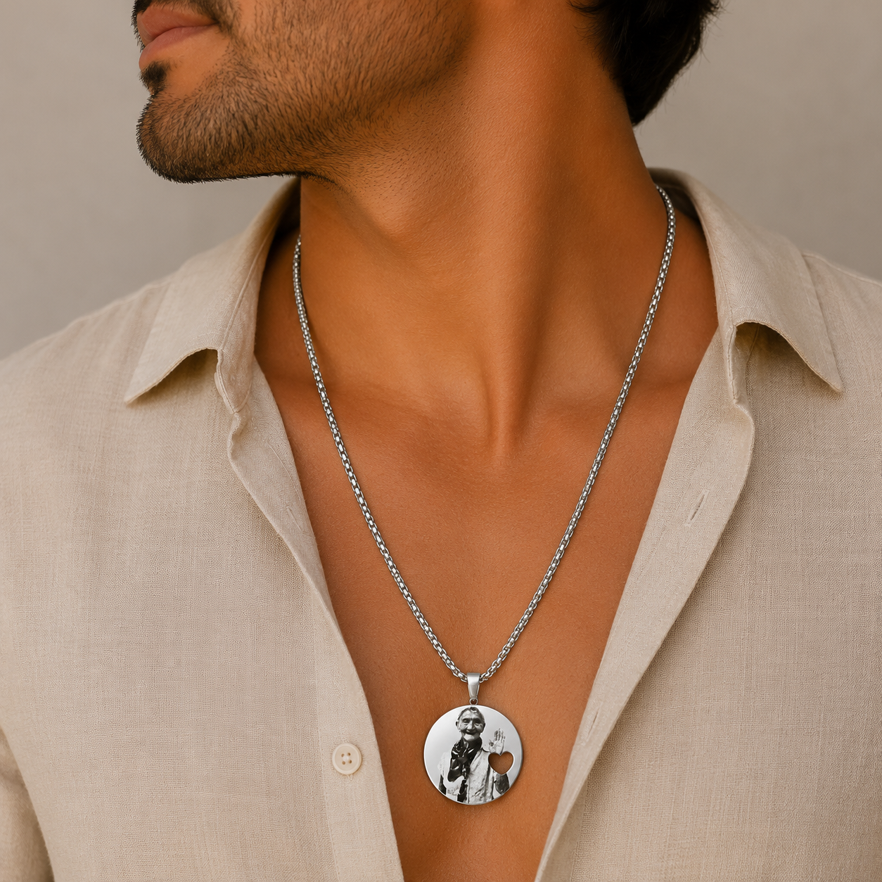 Collar placa redonda con corazon calado