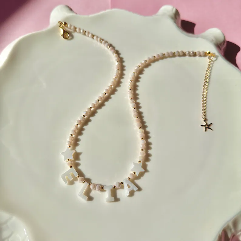 COLLAR INICIALES EN NACAR + CRISTALES BLANCOS