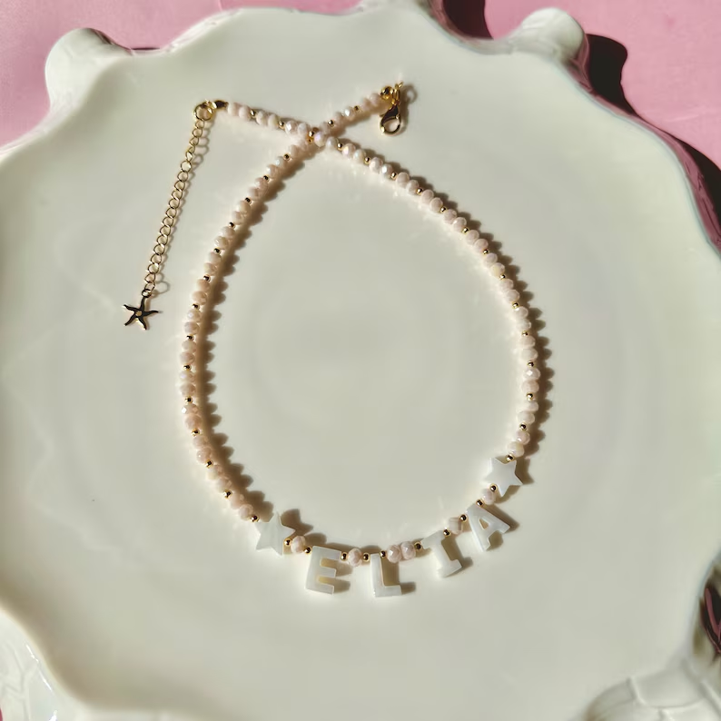 COLLAR INICIALES EN NACAR + CRISTALES BLANCOS