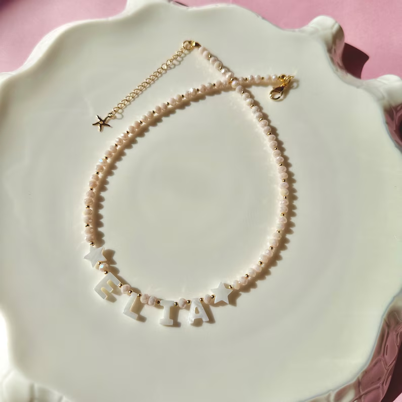 COLLAR INICIALES EN NACAR + CRISTALES BLANCOS