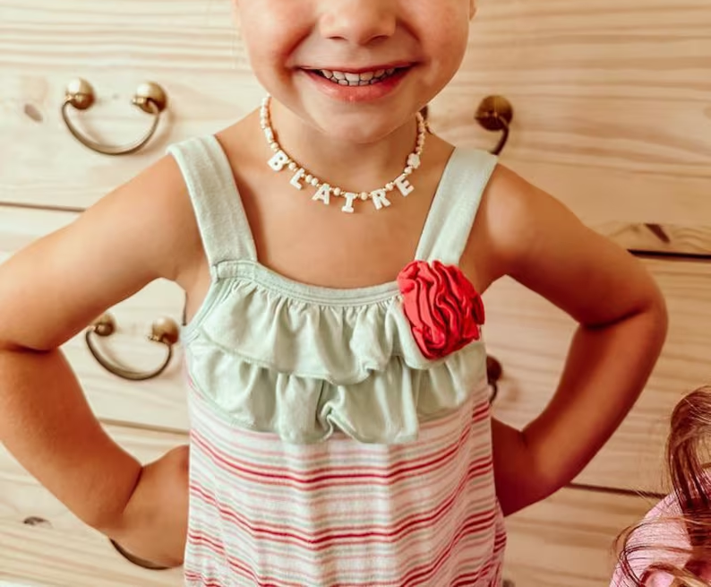 COLLAR INICIALES EN NACAR + CRISTALES BLANCOS