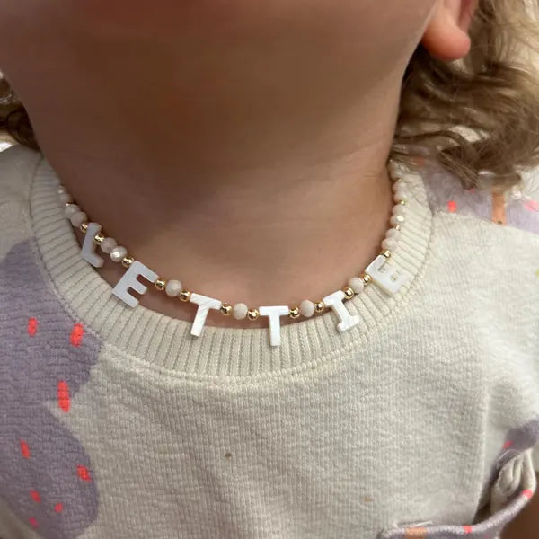COLLAR INICIALES EN NACAR + CRISTALES BLANCOS