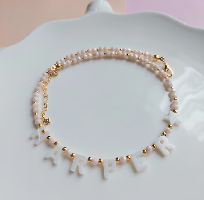 COLLAR INICIALES EN NACAR + CRISTALES BLANCOS