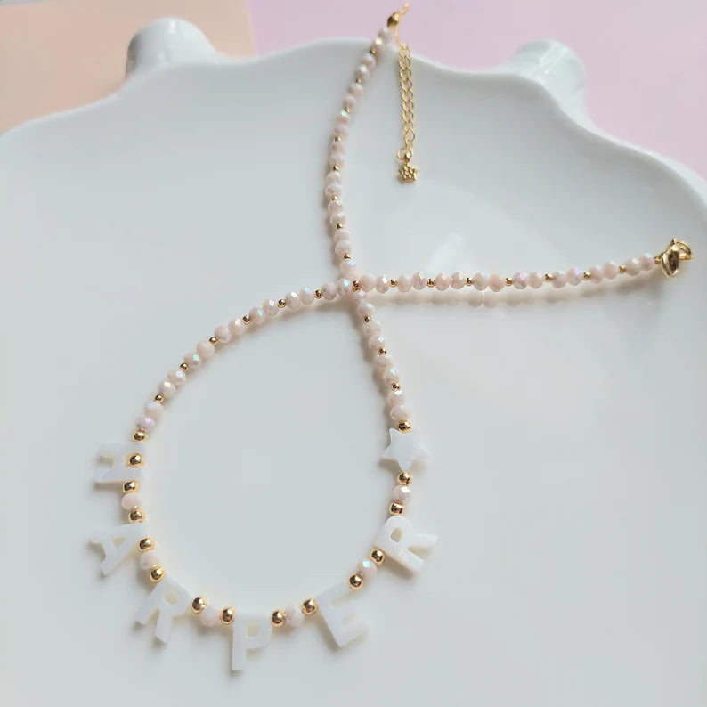 COLLAR INICIALES EN NACAR + CRISTALES BLANCOS