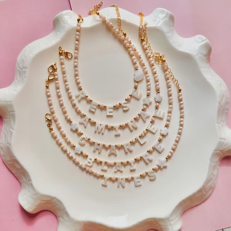 COLLAR INICIALES EN NACAR + CRISTALES BLANCOS