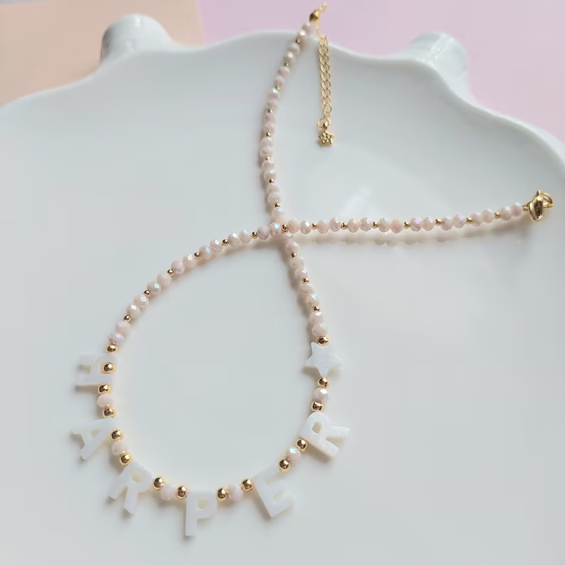 COLLAR INICIALES EN NACAR + CRISTALES BLANCOS
