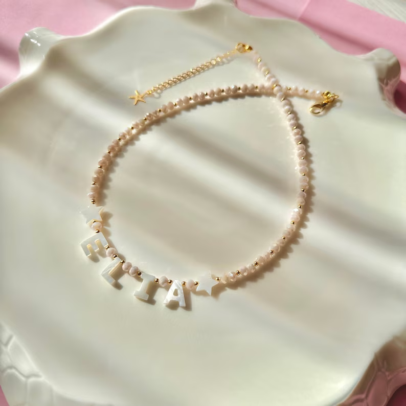 COLLAR INICIALES EN NACAR + CRISTALES BLANCOS