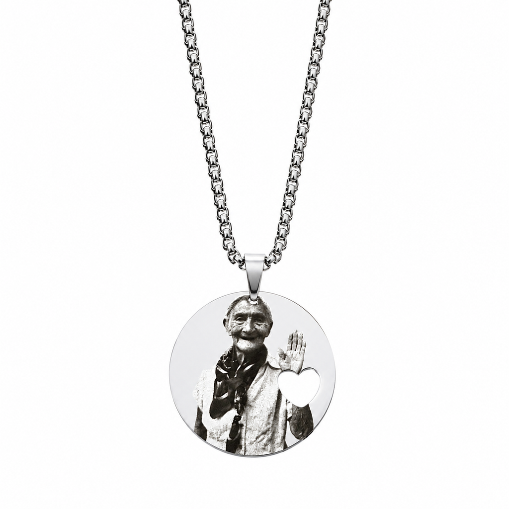 Collar placa redonda con corazon calado