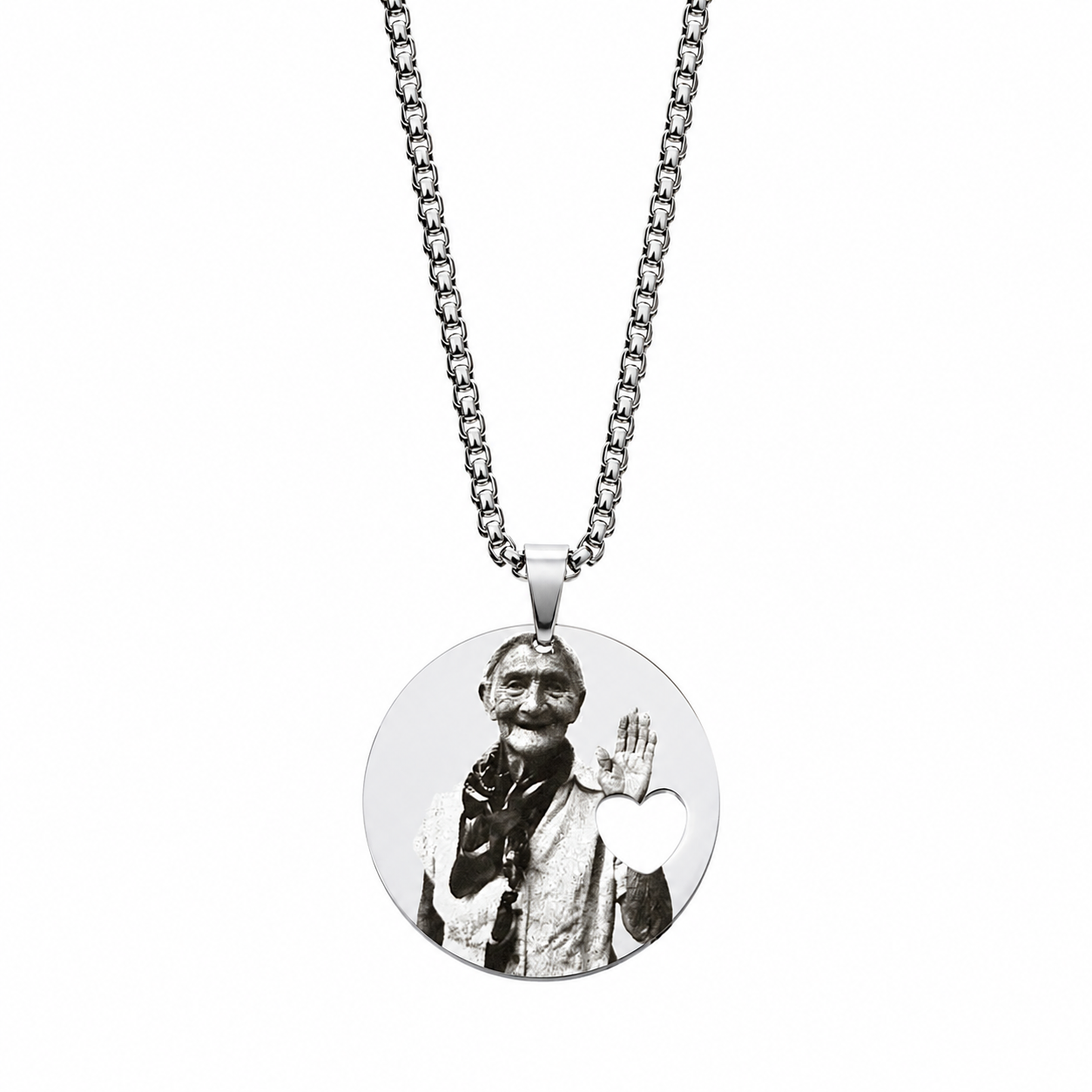 Collar placa redonda con corazon calado
