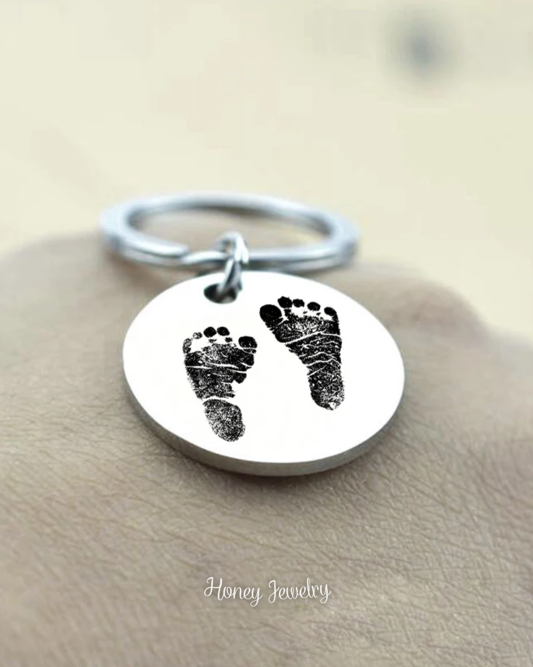 Ronde sleutelhanger met babyvoetafdrukken