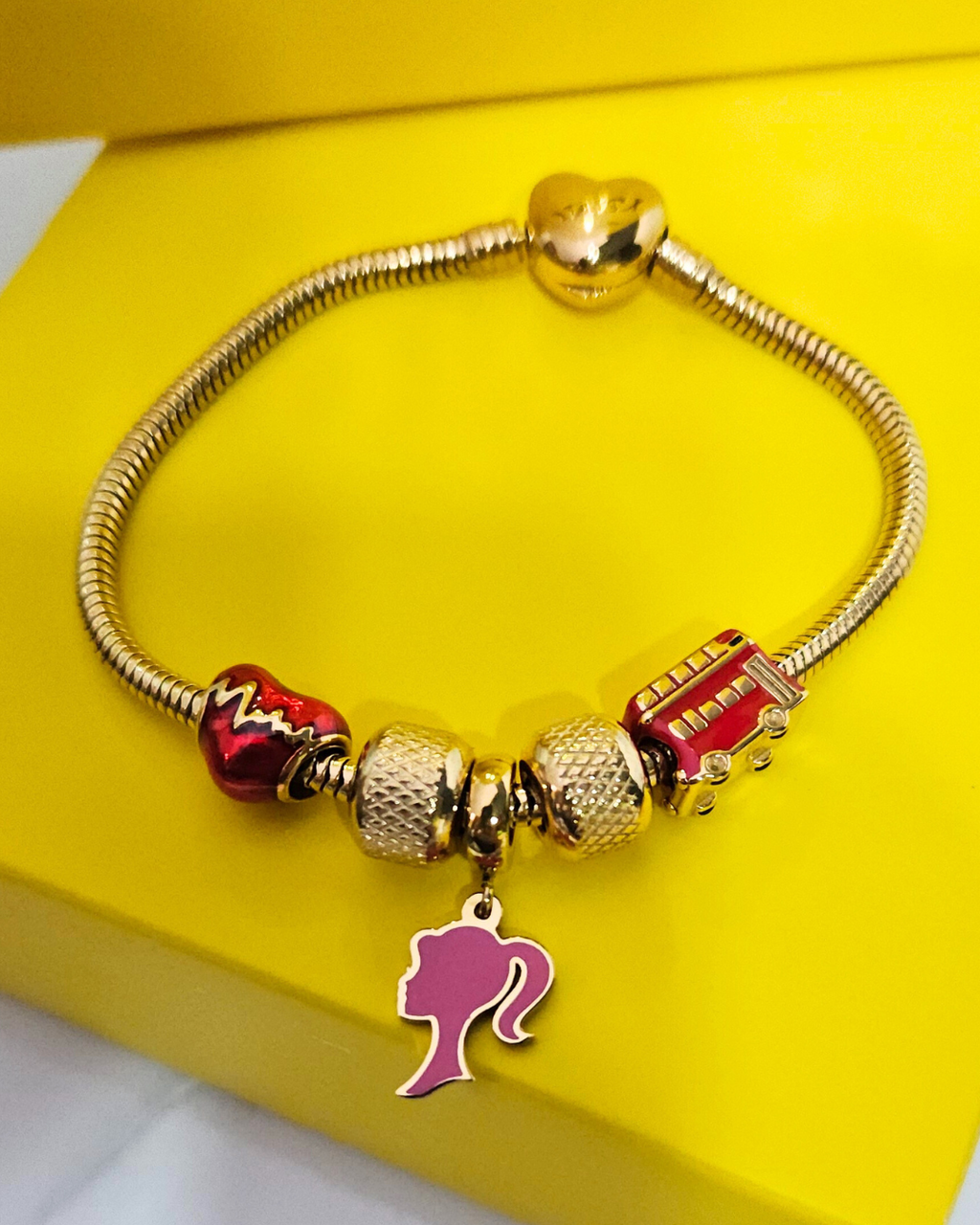 Movable charm bracelet