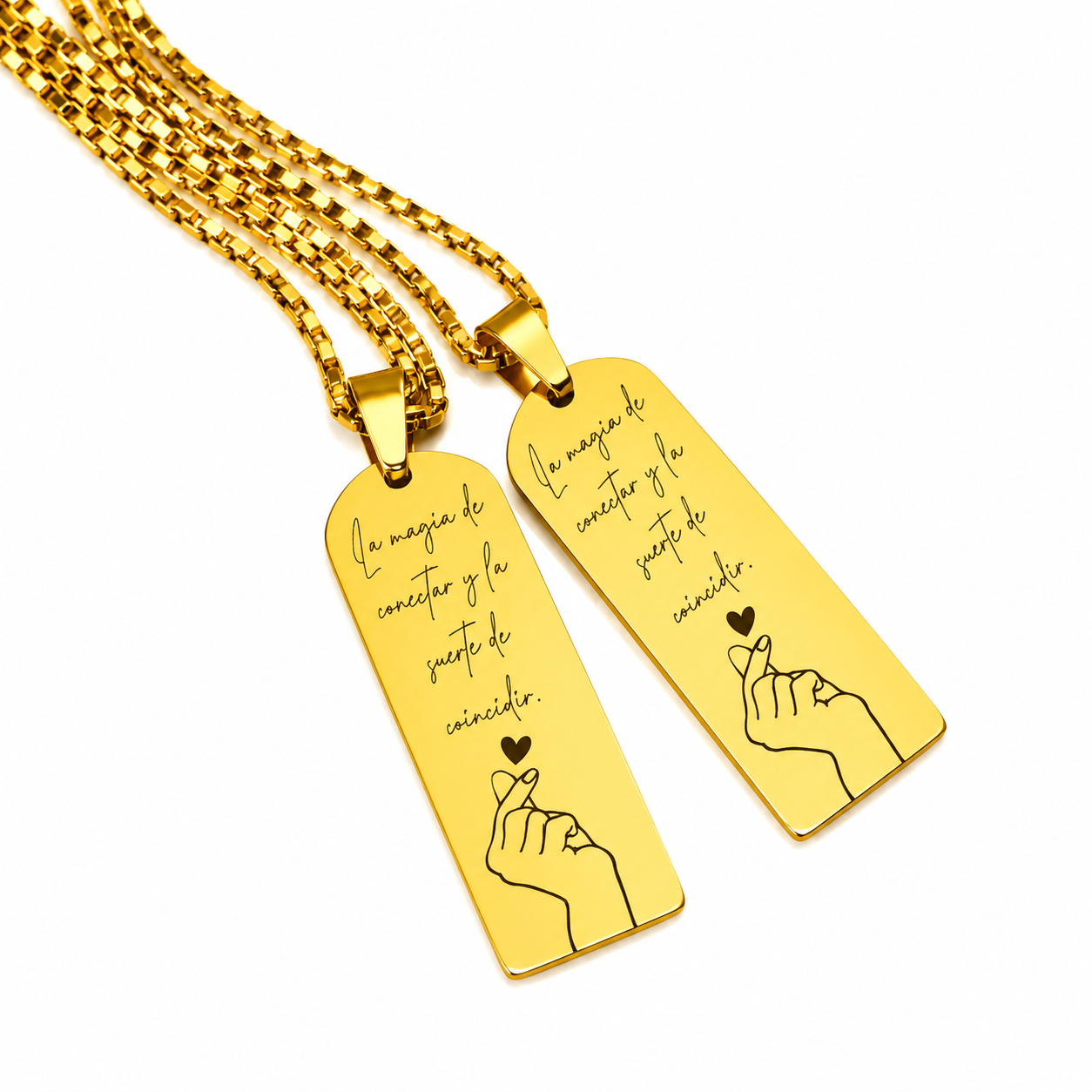 Set de collares con placa vertical y doble corazón partido
