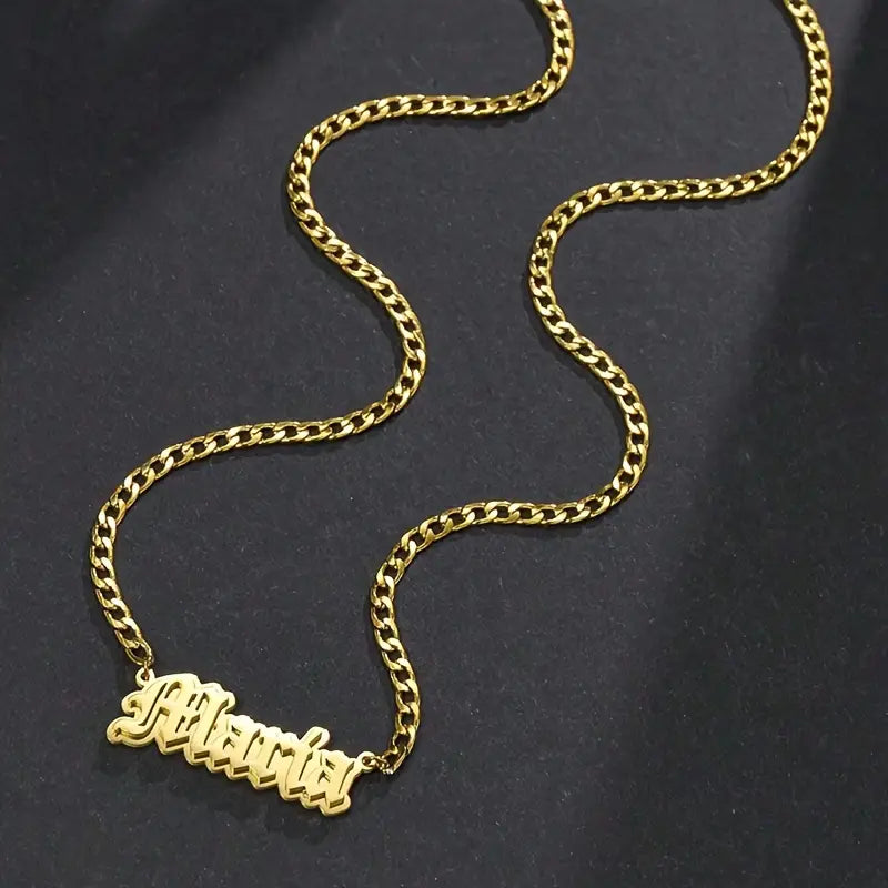 COLLAR NOMBRE DOBLE CAPA LETRA OLD ENGLISH