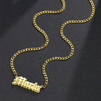 COLLAR NOMBRE DOBLE CAPA LETRA OLD ENGLISH