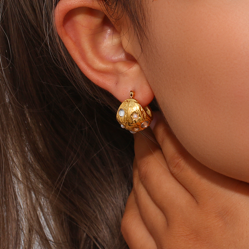 Oval pearl and zircon earrings